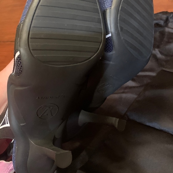 Absolutely stunning brand new, authentic rare abd Louis Vuitton denim shoes 7 - Picture 8 of 17